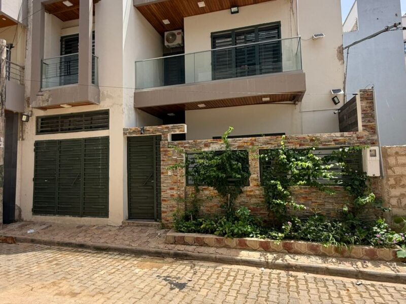 Villa R+2 à louer à la cité Mbackiyou Faye