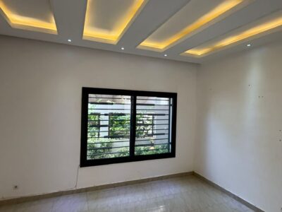 Villa R+2 à louer à la cité Mbackiyou Faye