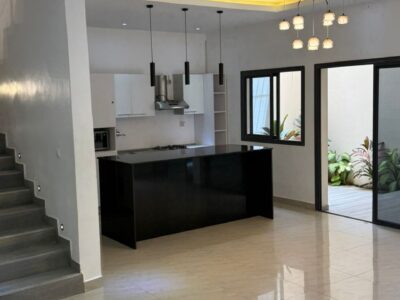 Villa R+2 à louer à la cité Mbackiyou Faye