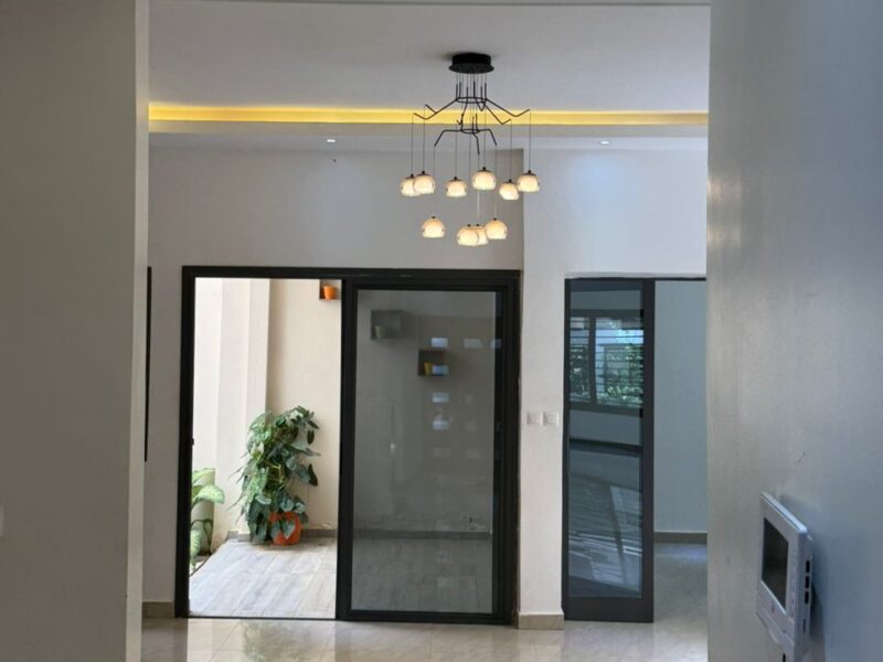 Villa R+2 à louer à la cité Mbackiyou Faye