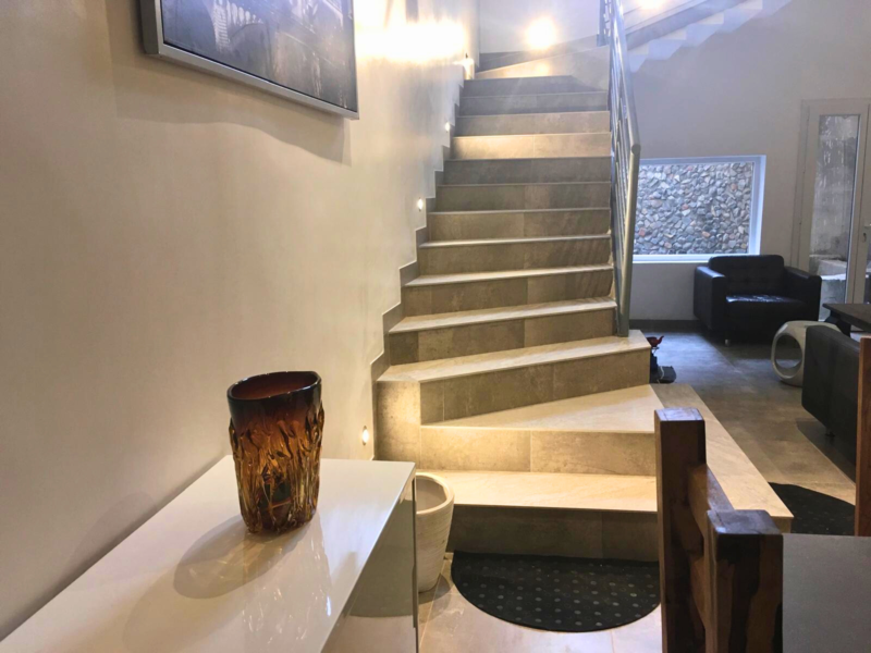 À LOUER – Duplex Meublé avec Piscine à Mermoz